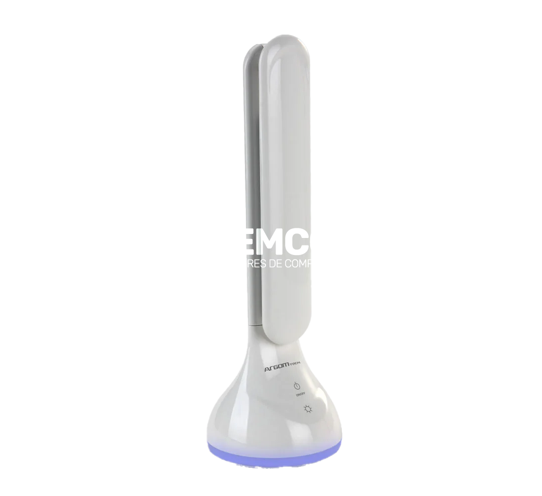 Lámpara LED de escritorio plegable apagada sobre una mesa.