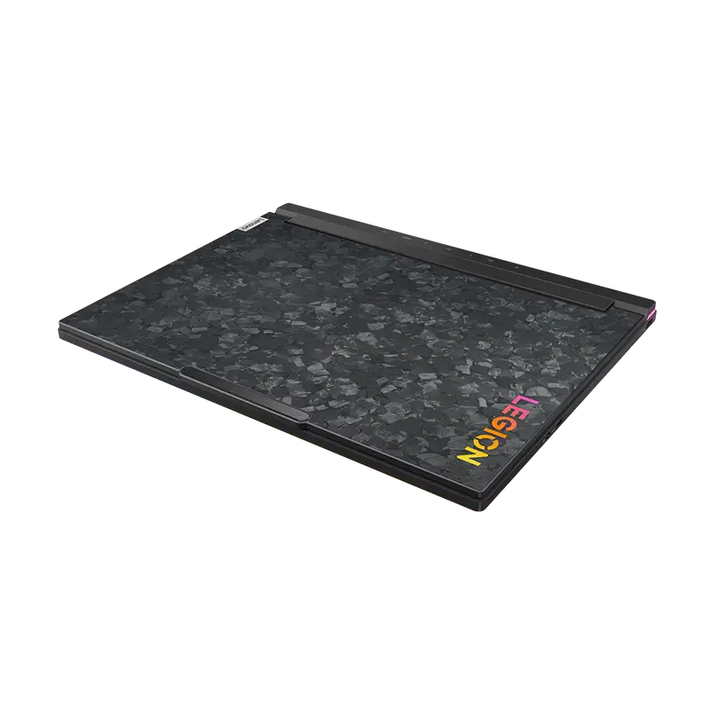 Legion 9 cerrada de frente mostrando tapa forged carbon, logo Legion y acabado soft-touch