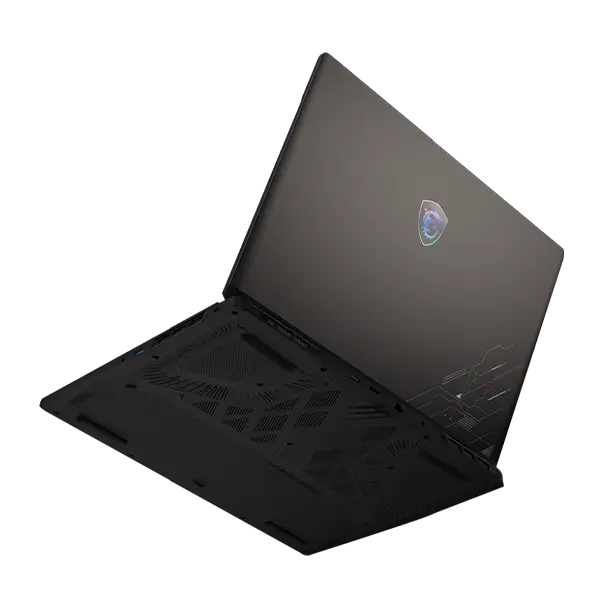 Parte inferior que muestra amplias rejillas de entrada de aire, sistema Cooler Boost con doble ventilador y heat-pipes de cobre. Batería de 90 Wh con carga rápida 0-50 % en 30 min y tapas de acceso para ampliar hasta 96 GB DDR5-5600 o añadir SSD PCIe Gen5.
Base MSI Crosshair 17 HX AI: rejillas de entrada Cooler Boost, pads antideslizantes, tornillos Phillips y acceso rápido a RAM DDR5 y SSD PCIe 4.0/5.0.