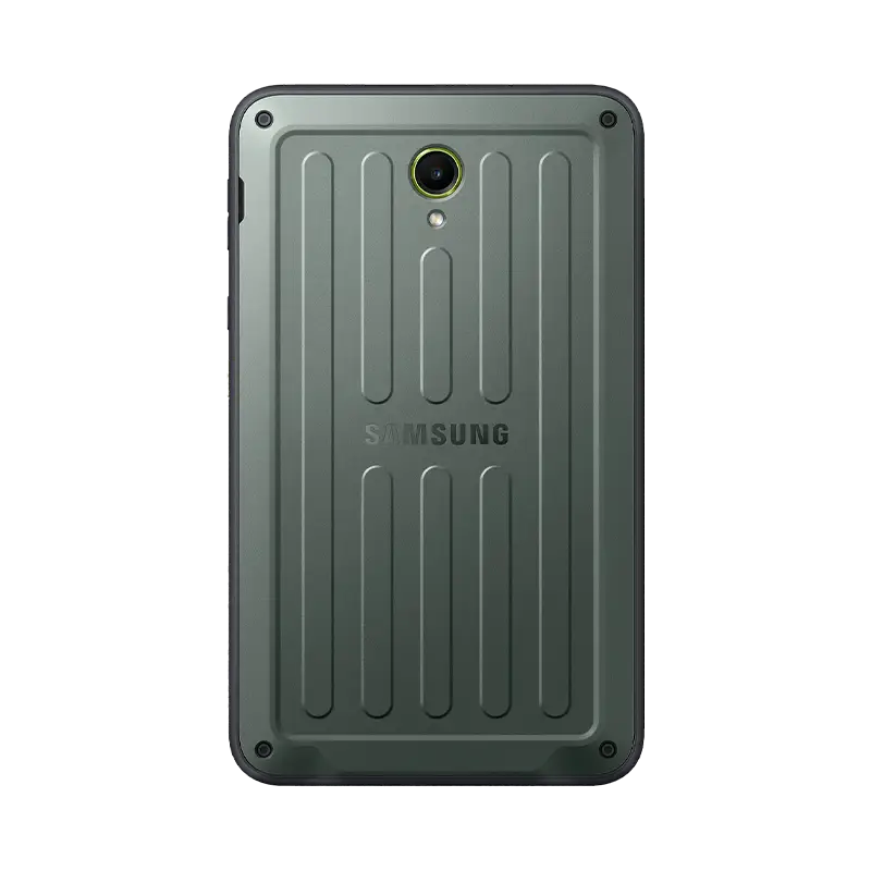 Cubierta trasera con textura anti-desliz y tornillos visibles; permite retirar batería en campo sin perder IP68. Incluye flash LED y conector de 4 pines para estación de carga. Trasera rugerizada verde Samsung Tab Active 5 con S Pen