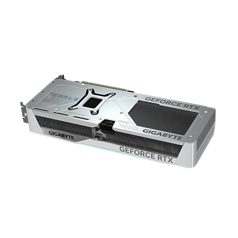 Tarjeta de video GIGABYTE GeForce RTX 5070 EAGLE OC ICE SFF 12GB GDDR7 | PCIe 5.0, 3 Ventiladores 8 Detalle del sistema de refrigeración de la GIGABYTE RTX 5070 EAGLE OC ICE mostrando la salida de aire trasera y el flujo de ventilación de los tres ventiladores con tecnología de aspas alternas para gaming y creadores.