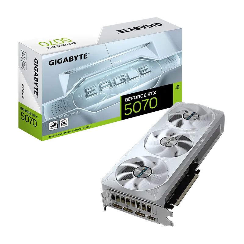 Tarjeta de video GIGABYTE GeForce RTX 5070 EAGLE OC ICE SFF 12GB GDDR7 | PCIe 5.0, 3 Ventiladores 10 GIGABYTE RTX 5070 EAGLE OC ICE SFF 12GB junto a su caja oficial, mostrando el empaque con diseño EAGLE ICE y especificaciones. Tarjeta gráfica con 12GB GDDR7, 192-bit, PCIe 5.0 y adaptador de alimentación incluido.