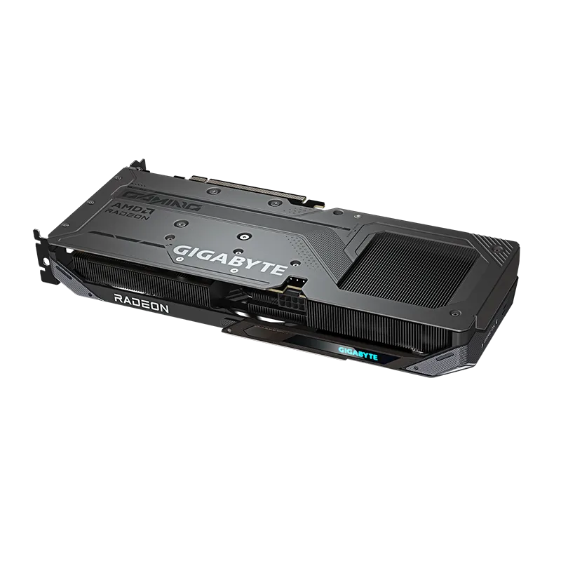 Tarjeta de video GIGABYTE AMD Radeon RX 9060 XT GAMING OC 16GB GDDR6 | PCIe 5.0, 3 Ventiladores 8 Detalle del sistema de refrigeración de la GIGABYTE RX 9060 XT GAMING OC mostrando la salida de aire trasera y el flujo de ventilación de los tres ventiladores con tecnología de aspas alternas.