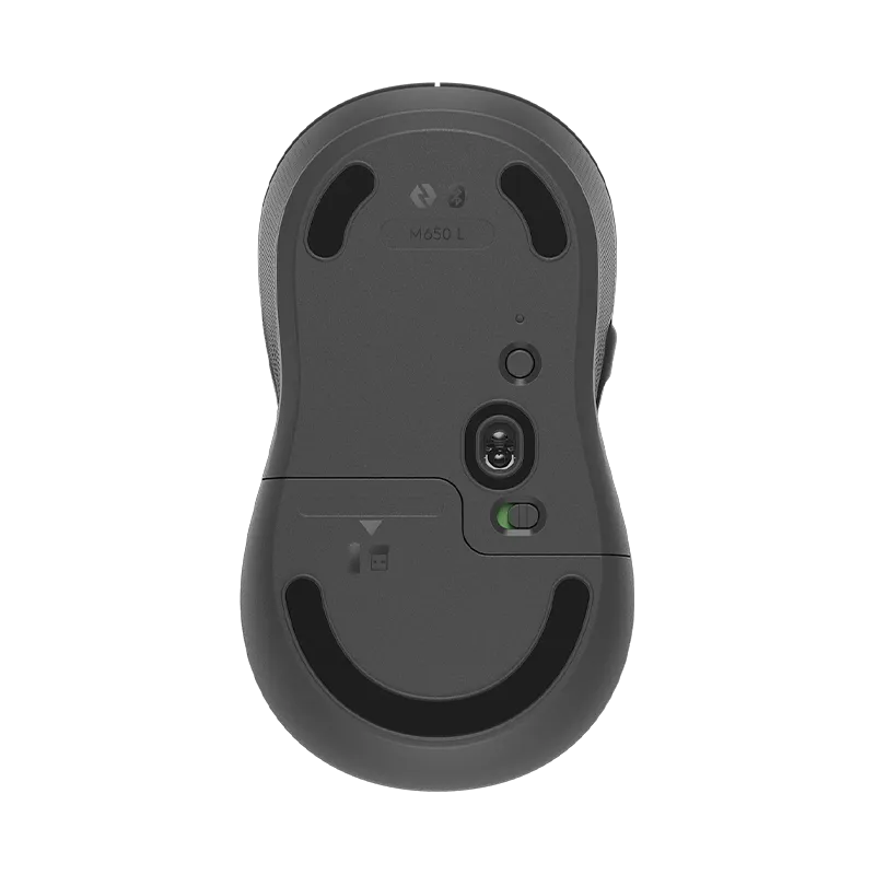 Parte inferior del mouse Logitech Signature M650 Large grafito, mostrando el sensor óptico de hasta 4000 DPI, el compartimento para la batería AA y el receptor Logi Bolt almacenado.