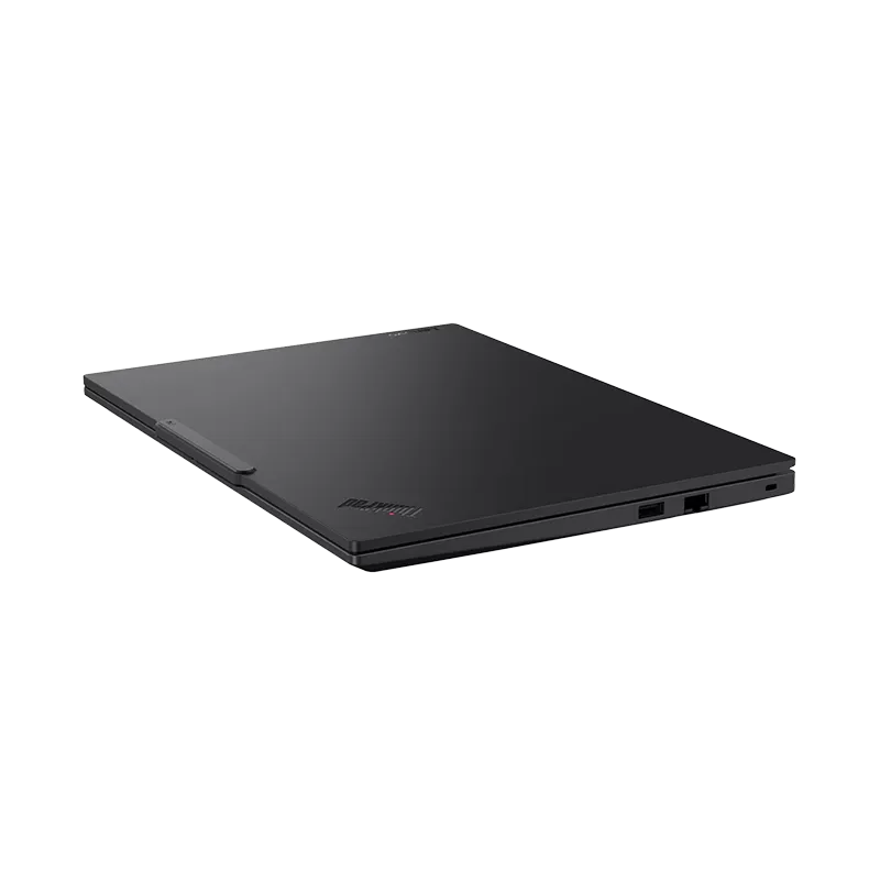 Laptop ThinkPad E14 Gen 7 AMD Ryzen 7 250 16GB 1TB SSD | Pantalla 14" WUXGA, Windows 11 Pro, 21T10005LM 10 Vista posterior del cover superior de la laptop ThinkPad E14 Gen 7 desde el ángulo derecho, mostrando el acabado negro, el logo ThinkPad, el perfil delgado de 15.25 mm y la certificación MIL-STD-810H.