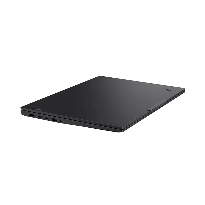 Vista posterior del cover superior del ThinkPad E16 Gen 3 Intel desde el ángulo izquierdo, mostrando el diseño simétrico de la tapa de aluminio, las bisagras metálicas y la certificación EPEAT Gold.