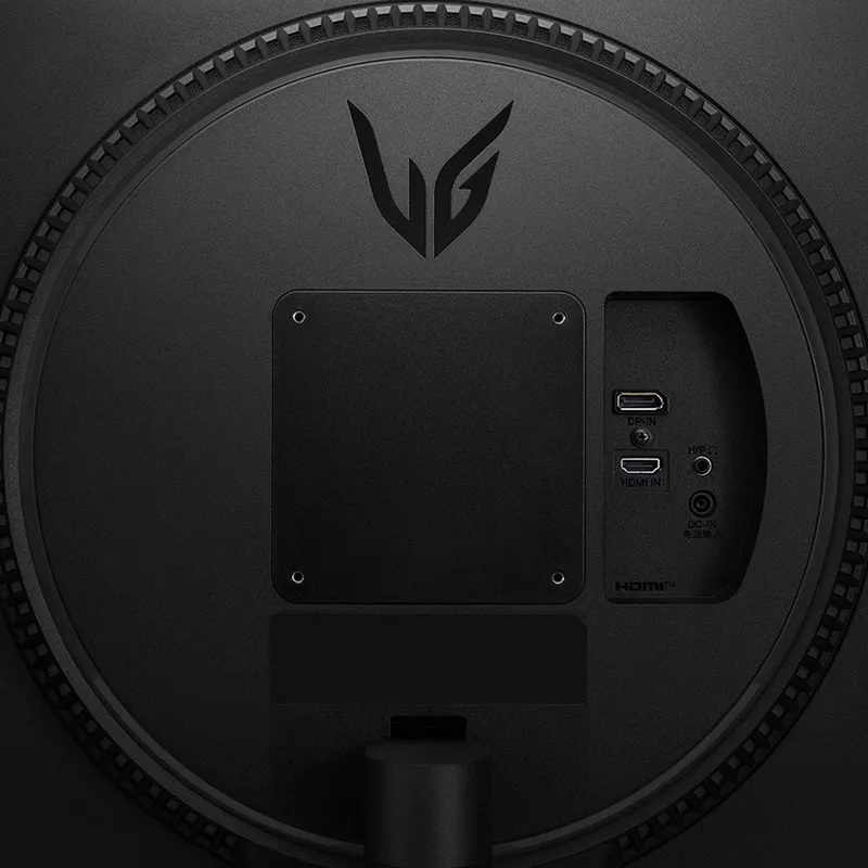 Panel de conexiones del monitor LG UltraGear 27 mostrando puertos HDMI 2.0 (48-180 Hz), DisplayPort 1.4, salida de auriculares y entrada de alimentación externa. Incluye cables HDMI y DisplayPort en accesorios.