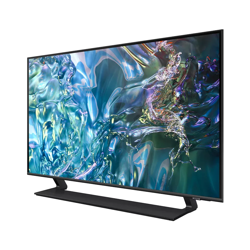Vista frontal en ángulo del Samsung 55" QN55QN60DAPCZE con base NEW SIMPLE STAND color negro, destacando su perfil ultradelgado de 25.7 mm sin base y dimensiones de 1232.1 x 745.9 mm con base. Tecnología Quantum HDR y OTS Lite.