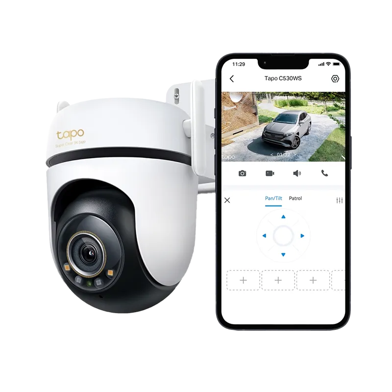 Vista frontal de la cámara Tapo C530WS junto a un teléfono inteligente mostrando la aplicación Tapo, con vista en vivo 3K 5MP, controles PTZ, audio bidireccional, notificaciones de detección IA y almacenamiento en la nube con Tapo Care. Compatible con Asistente de Google y Amazon Alexa.